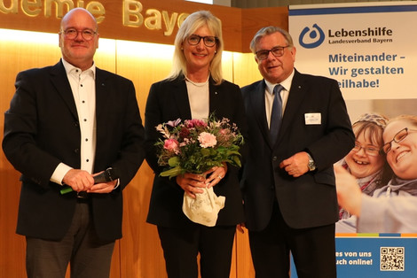 Blumen für die Sozialministerin nach dem regen Austausch mit den Delegierten der Lebenshilfe Bayern (Foto: LHB - Anita Sajer)
