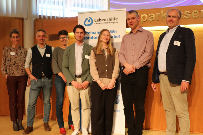 Auf dem Bild zu sehen sind unter anderem die Workshop-Leitungen und ein Gastreferent.