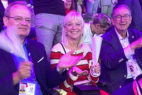 Carolina Trautner freut sich gemeinsam mit Ehemann Dr. Hans Trautner (links) und Ministerialdirigent a. D. Burkard Rappl über die bewegende Eröffnungsfeier der Weltspiele (Foto: LHB - Gerhard John)