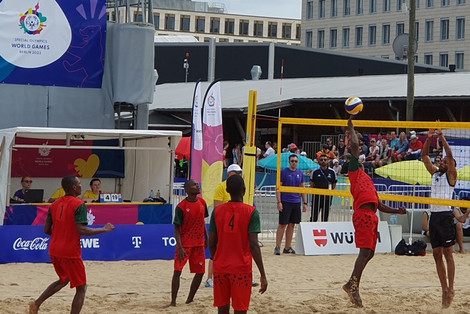 In Aktion: Beachvolleyball-Teams aus Kenia und Vereinigte Arabische Emirate (Foto: LHB - Dr. Jürgen Auer)