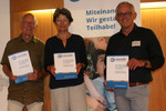 Präsentieren das druckfrische Fachpapier (von links): Ullrich Reuter, Brigitte Schindler und Gerhard Seitz (Foto: LHB)