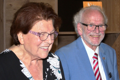 Jubilar Klaus Meyer mit Ehrengast Barbara Stamm bei einer familiären Geburtstagsfeier, zu der die Lebenshilfe Kempten eingeladen hatte (Foto: LH Kempten / Monika Rohlmann)
