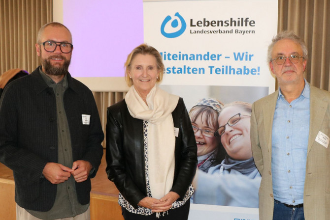 Der Tagungsleiter, die stellvertretende Landesvorsitzende und ein Gastreferent.