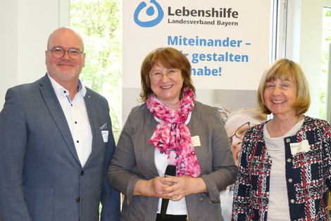 Dr. Jürgen Auer mit Christine Lehner und Sabine Weihe vom Ammerthaler Institut (Foto: LHB - Anita Sajer)