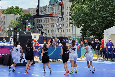 In Aktion: Basketball-Teams aus Albanien und Chile (Foto: LHB - Dr. Jürgen Auer)