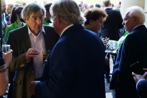 Der ehemalige Landesvorsitzende (1983-2001) und Geschäftsführer der Lebenshilfe Landshut, Nikolaus Schratzenstaller (links) im Gespräch mit Gerhard John. (Foto: LHB)