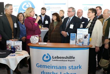 MdL Doris Rauscher (mit Mikro) dankt der Lebenshilfe Bayern im Namen des sozialpolitischen Ausschusses für das konstruktive Miteinander (Foto: LHB - Anita Sajer)