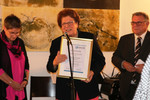Ausgezeichnetes Engagement: Barbara Stamm (Mitte) erhält im Jahre 2019 die Goldene Ehrennadel der Lebenshilfe Bayern - überreicht von Hildegard Metzger (links) und Gerhard John (rechts) (Archivfoto: LHB - Anita Sajer)