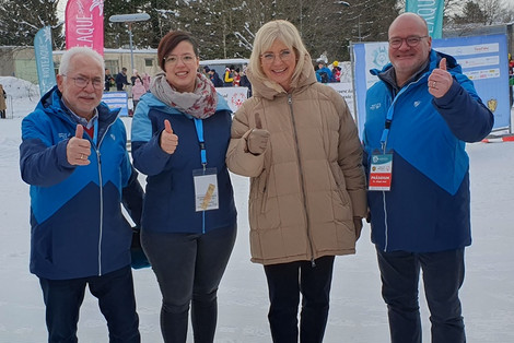 Daumen hoch für die Winterspiele: Die Athletensprecherin Stefanie Scherer (2. von links) mit Sozialministerin Ulrike Scharf (2. von rechts) sowie dem SOBY-Präsidenten Erwin Horak (links) und Jürgen Auer (rechts) (Foto: LHB)