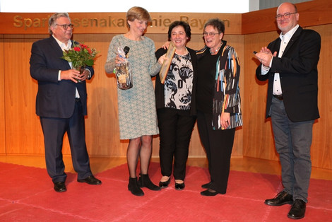 Goldene Ehrennadel der Lebenshilfe Bayern für Jutta Maier (in Bildmitte) (Foto: LHB - Anita Sajer)