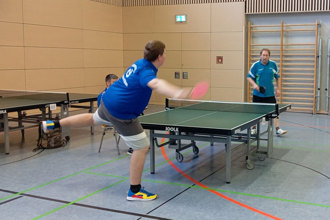 Auf dem Bild zu sehen ist eine Spielszene an der Tischtennisplatte.