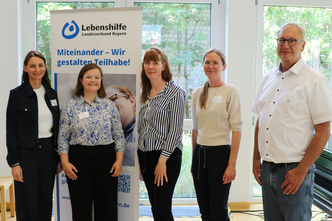 Auf dem Bild zu sehen sind die Referentinnen des Hauses mit dem Gastreferenten.
