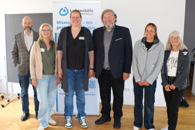 Auf dem Bild zu sehen ist das Tagungsteam mit Gastreferent.