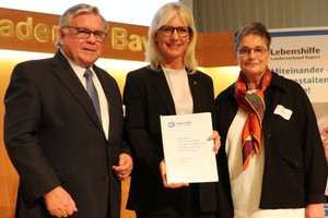 Gerhard John und Hildegard Metzger übergeben Sozialministerin Ulrike Scharf (Mitte) das Corona-Papier der Lebenshilfe Bayern (Foto: LHB - Anita Sajer)