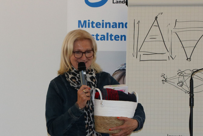 Auf dem Bild zu sehen ist Verabschiedung.