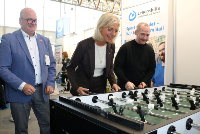 Auf dem Bild zu sehen ist die Sozialministerin beim Kickern.