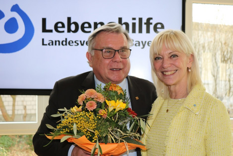 Erster Gratulant: der stellvertretende Landesvorsitzende Gerhard John mit der frisch gewählten Landesvorsitzenden Carolina Trautner (Foto: LHB / Anita Sajer)