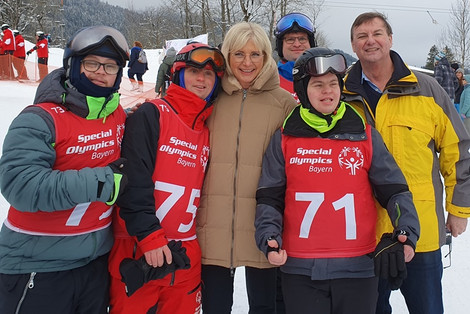 Die Ski-Asse der Lebenshilfe Regensburg freuen sich gemeinsam mit ihrem Vorsitzenden Friedrich Weinbeck (rechts), der auch Mitglied im Landesvorstand ist, über die prominente Unterstützung von Sozialministerin Ulrike Scharf (Foto: LHB - Jürgen Auer)