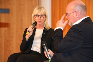 Dr. Jürgen Auer im Austausch mit der Sozialministerin (Foto: LHB - Anita Sajer)