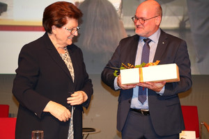 Landesvorsitzende Barbara Stamm (l.) gratuliert Landesgeschäftsführer Dr. Jürgen Auer (l.) zum 20. Dienstjubiläum
