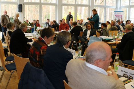 Delegierte der Mitgliedsorganisationen im engagierten Austausch mit dem Landesvorstand (Foto: LHB - Anita Sajer)