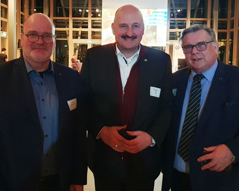 Gerhard John (r.) und Dr. Jürgen Auer (l.) mit dem Vorsitzenden des Ausschusses Arbeit und Soziales, MdB Bernd Rützel. (Foto: LHB)