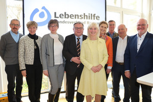 Der Vorstand der Lebenshilfe Bayern mit seiner neuen Vorsitzenden Carolina Trautner (5. von links) und Landesgeschäftsführer Dr. Jürgen Auer (rechts) (Foto: LHB / Anita Sajer)