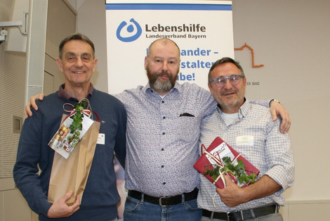 Abschied: Dr. Peter Heinrich (Mitte) dankt den Kollegen Rainer Zimmermann (links) und Richard Häckel (rechts) für ihr außerordentliches Engagement. (Foto: LHB - Sabine Klotz)