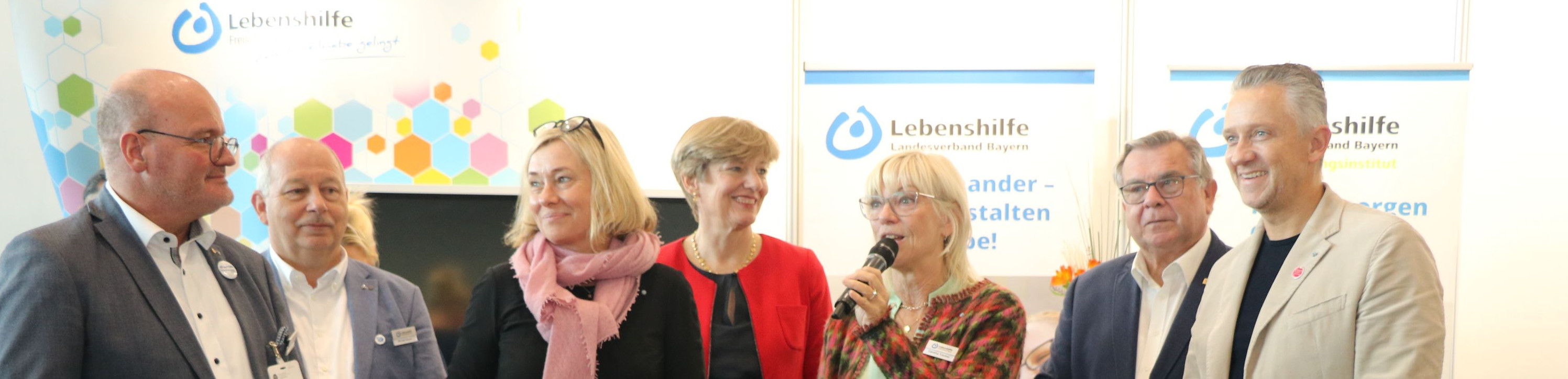 ConSozial-Messestand mit Landesvorsitzender und Gaesten. © Lebenshilfe Bayern - Anita Sajer ConSozial-Messestand mit Landesvorsitzender und Gaesten.