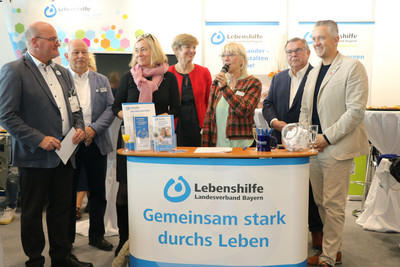 ConSozial-Messestand mit Landesvorsitzender und Gaesten. 