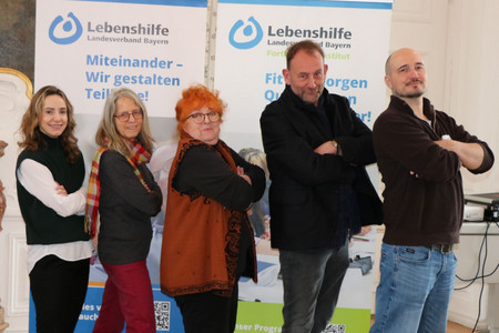 Auf dem Bild zu sehen ist das Tagungsteam mit Gastreferentin..