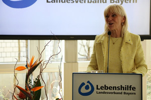 Die neue Landesvorsitzende dankt den Delegierten der Lebenshilfe Bayern nach der Wahl für das Vertrauen (Foto: LHB / Anita Sajer)