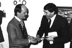 Der damalige Landesvorsitzende Nikolaus Schratzenstaller (rechts) mit Architekt Dittrich bei der symbolischen Schlüsselübergabe für das neue Gästehaus der Landesgeschäftsstelle im März 1987. (Foto: LHB)