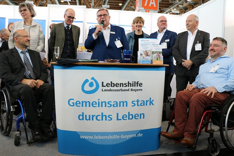 Gerhard John begrüßte beim Empfang zahlreiche Gäste - unter ihnen Amtschef Dr. Markus Gruber (3. von links) und Ministerialdirektor Karl-Heinz Arians (links) vom Sozialministerium sowie der Behinderten-Beauftragte Holger Kiesel (rechts). (Foto: LHB - Anita Sajer)