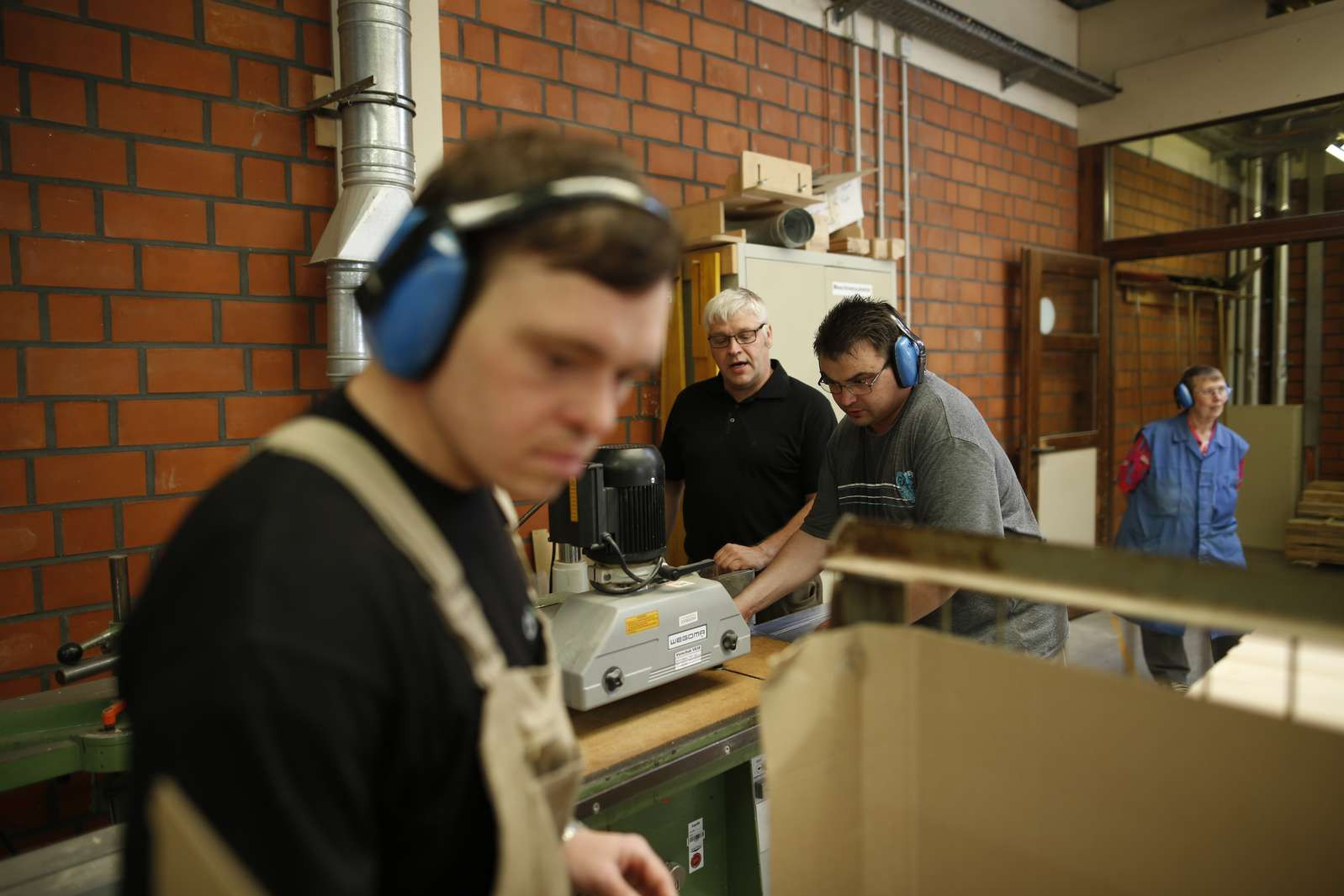 Männer arbeiten an Maschinen