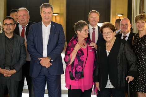 von links: Klaus Holetschek, Walter Nussel, Dr. Markus Söder, Hildegard Metzger, Norbert Dünkel, Barbara Stamm, Dr. Jürgen Auer und Andrea Siemen. (Foto: Bayerische Staatskanzlei)
