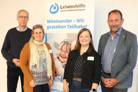 Zu sehen ist das Tagungsteam mit einem Gastreferenten.
