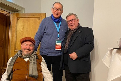 Empfang im Stadtmuseum: Der Behindertenbeauftragte Holger Kiesel (links) mit Ministerialdirigent a. D. Burkard Rappl (Mitte) und Gerhard John (rechts). (Foto: LHB)