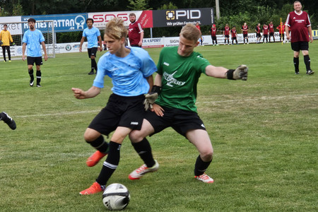 Das Bild zeigt einen Zweikampf um den Ball.