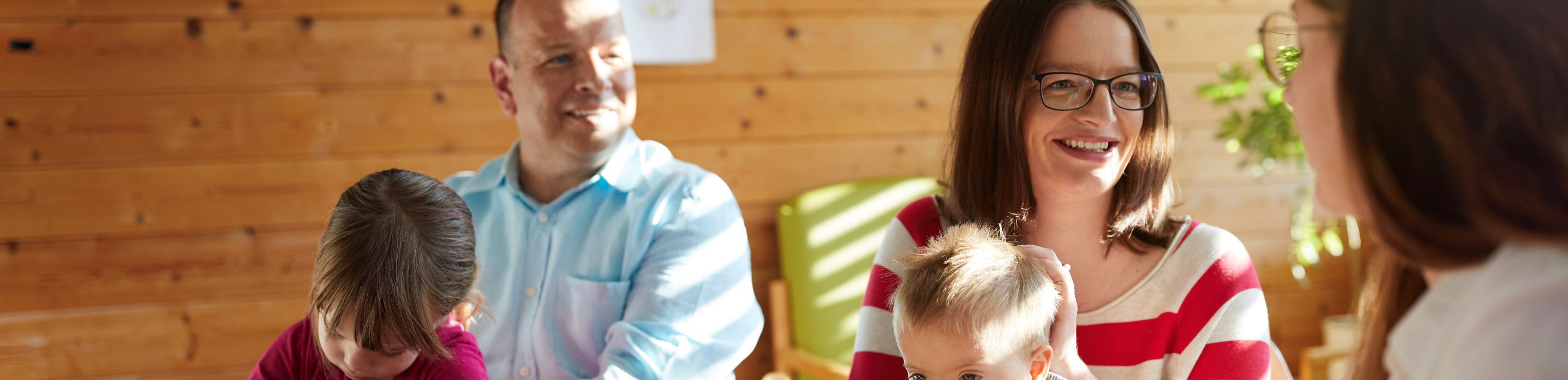 Junge Familie bei der Beratung.