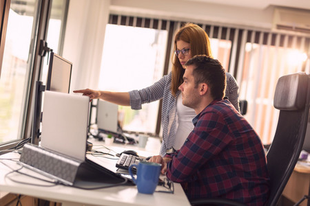 Bild Personen vor Computer-Bildschirmen