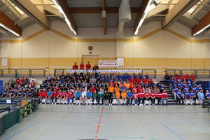 Die Finalteams mit Turnierleitung in der Nordschwabenhalle (Foto: LHB - SSV Höchstädt)