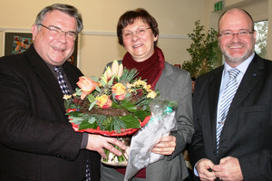 Blumen zum Abschied: Irene Liebel-Metzner im Jahr 2013 mit Gerhard John (links) und Dr. Jürgen Auer (rechts) (Archivfoto: LHB - Anita Sajer)