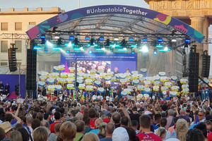 Gefeiert: Die Delegationen aus aller Welt zum Abschluss der Weltspiele auf der Bühne am Brandenburger Tor (Foto: LHB - Dr. Jürgen Auer)