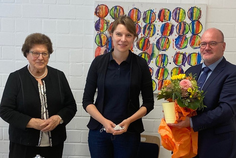 Blumen für den Gast: MdB Emmi Zeulner (Mitte) mit Barbara Stamm (links) und Dr. Jürgen Auer (rechts) (Foto: LHB - Sabine Klotz)