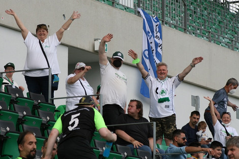 Begeisterte Fans im Fürther Stadion (Foto: LHB)