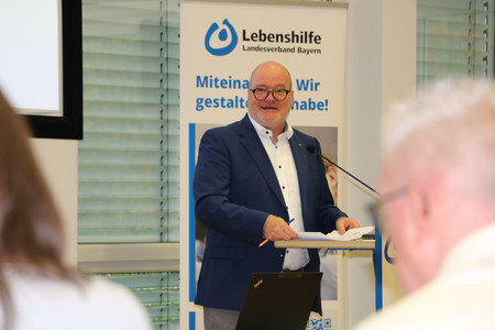 Zu sehen ist der Landesgeschaeftsfuehrer am Rednerpult.