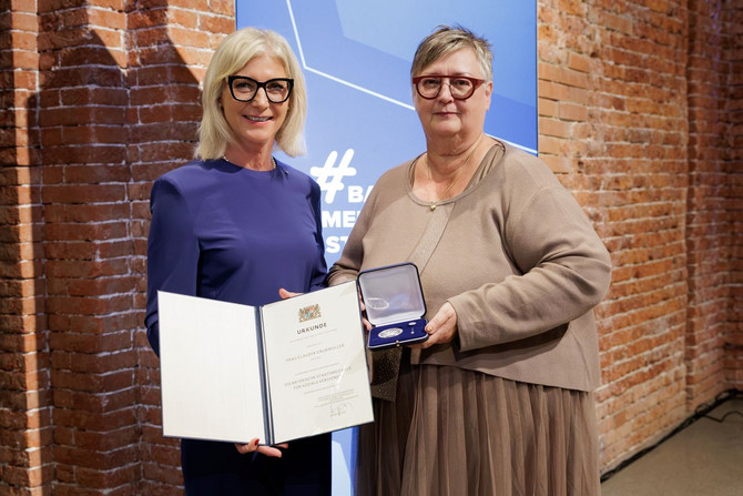 Zu sehen sind die Ministerin und die Ausgezeichnete.