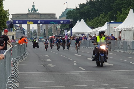 In Aktion: Radrennfahrer am Brandenburger Tor (Foto: LHB - Dr. Jürgen Auer)