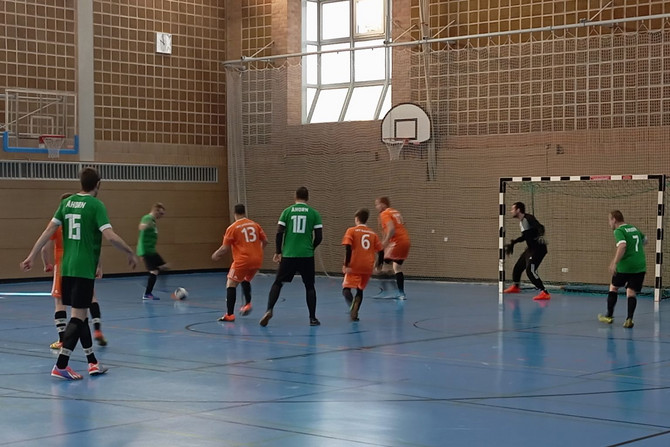 Im Bild eine Spielszene im Hallenfussball.